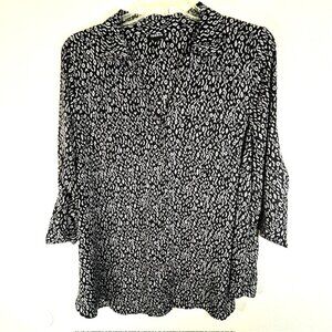 Torrid Black & White Print Button Front Blouse with Front Pockets- Size 3 -22/24